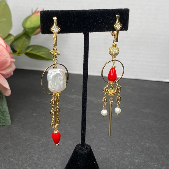 Asymmetrical earrings - Picture 1 of 5